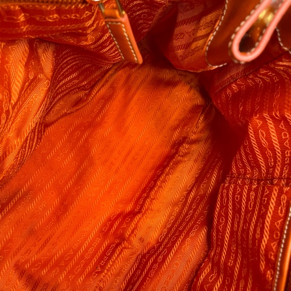 Fabulous, Fun Authentic Prada Saffiano Fori in Papaya+Bianco - Picture 9 of 12